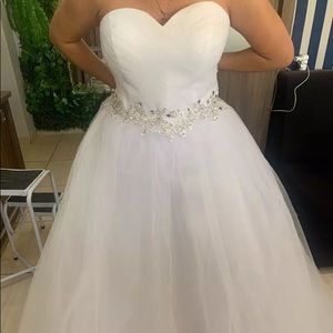 Wedding dresses size 18-20